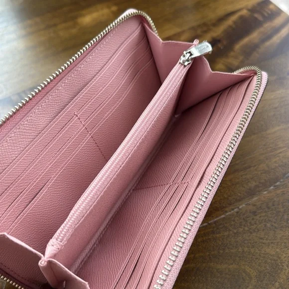 COACH Zip Wallet in Blush
Excellent New Condition - Picture 2 of 5